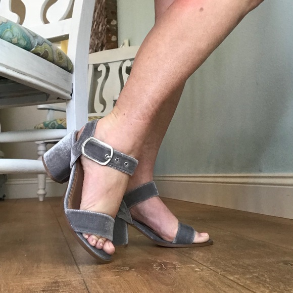 🦋Lovely Velvet Heels 👗Sale - Picture 3 of 4